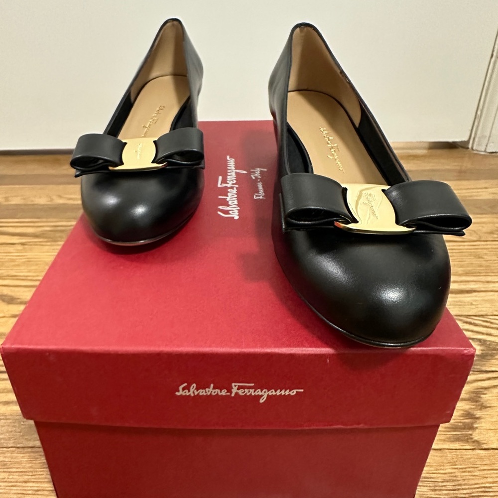 New Vara Ferragamo Black low heel flat size 7